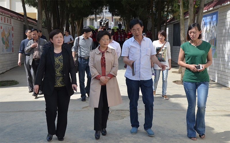 原畢節(jié)市副市長(zhǎng)冉霞(左二)、縣政協(xié)主席 安玲（左一）一行來(lái)我校調(diào)研