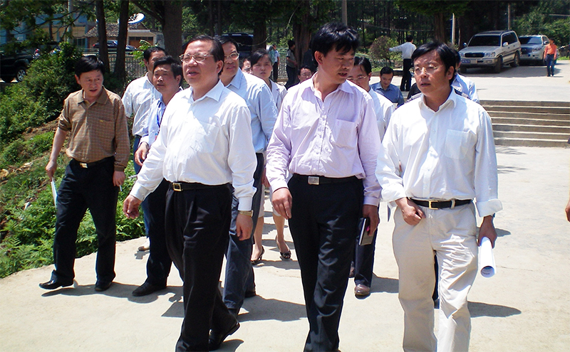 原省委常委、副省長秦如培（前排左一)、省政協(xié)副主席孔令中(前排右一)在縣領導的陪同下,來我校視察工作