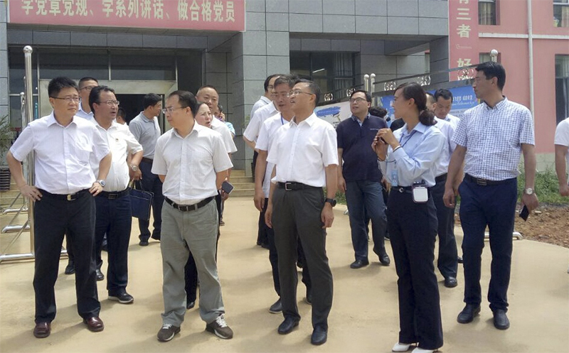 貴 州 省 人 大 常 委 會 副 主 任 、 秘 書 長 陳鳴明（前排中），赫章縣委副書記、縣長胡海 （前排左二），副縣長唐瑜等領(lǐng)導到我校調(diào)研。